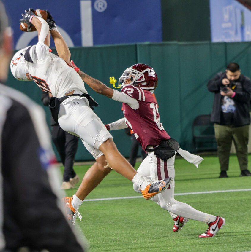 Kaydon Finley pulls in a spectacular catch against Red Oak..