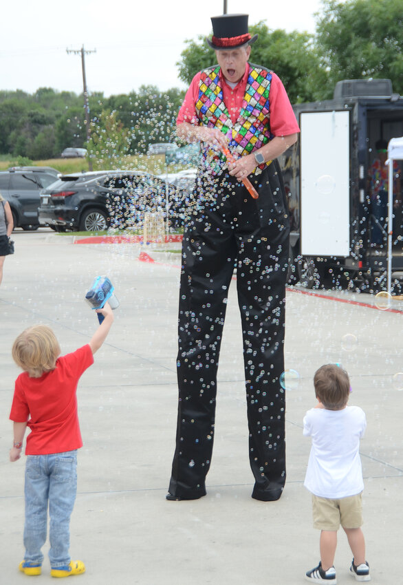 “Brad the Juggler” Johnson is way above the rest when it comes to pleasing kids.The Grand Prairie entertainer made an appearance at Willow Park Park Palooza on Saturday, June 1.