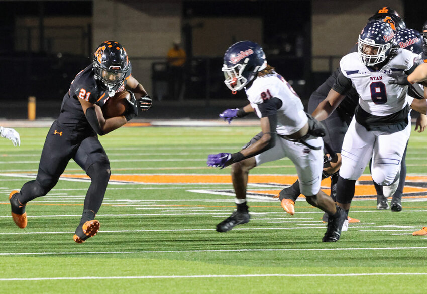 Kaden Winkfield (21) secured the first down to seal ALedo's victory over Denton Ryan.