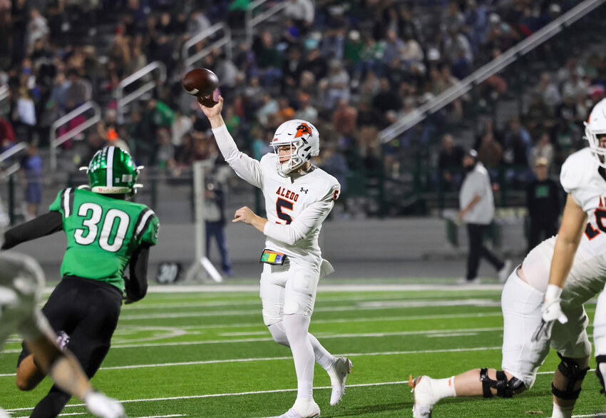 Gavin Beard throws a pass in the game vs Azle.