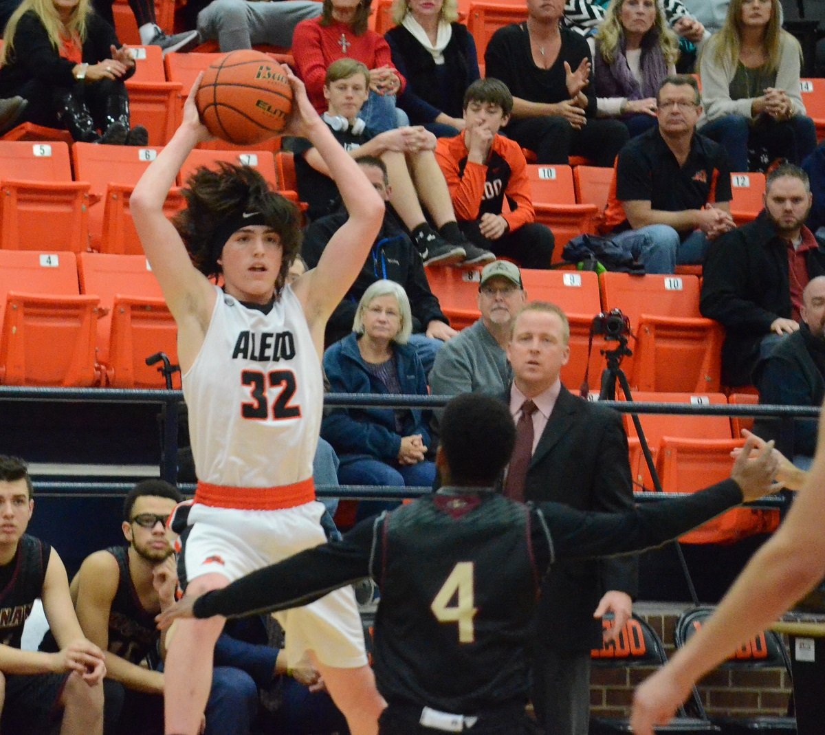 Aledo forward Noah Arrington (32) looks to pass during a recent game. The Bearcats will face Boswell in a boys' District 6-5A tiebreaker game to decide the final playoff spot. Tipoff is at 7:30 p.m. today at Azle High School. Photo by Tony Eierdam