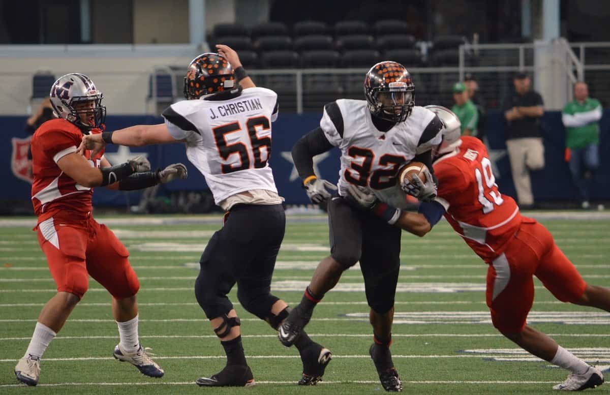Former Aledo All-American running back Johnathan Gray (32), shown in the 2011 state championship game, will be inducted into the Texas High School Football Hall of Fame in May, it was announced today.