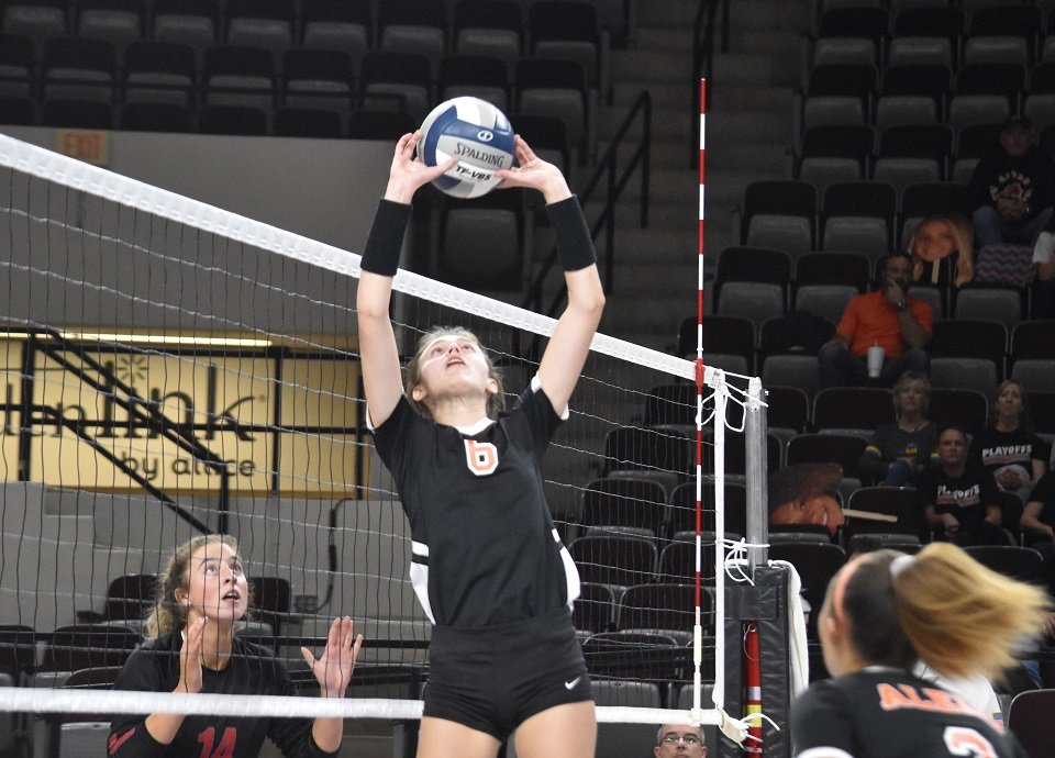 Aledo setter Mattie Gantt (6) sets up a hitter during the Ladycats’ playoff win over Lubbock Cooper. The Ladycats will face El Paso High School at 6 p.m. today in an area championship match at Seminole High School. Photo by Tony Eierdam
