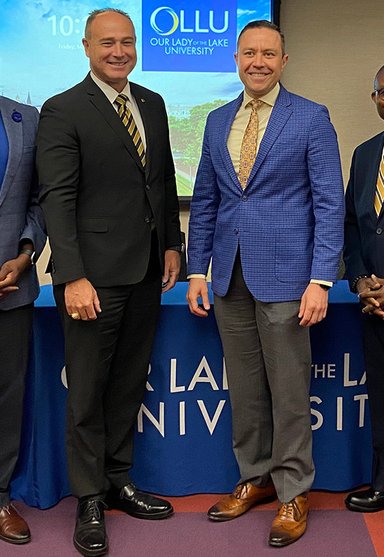 WC President Tod Allen Farmer (left) and OLLU President Abel A. Chávez signed the “4 + 1” agreement on March 24 in San Antonio.