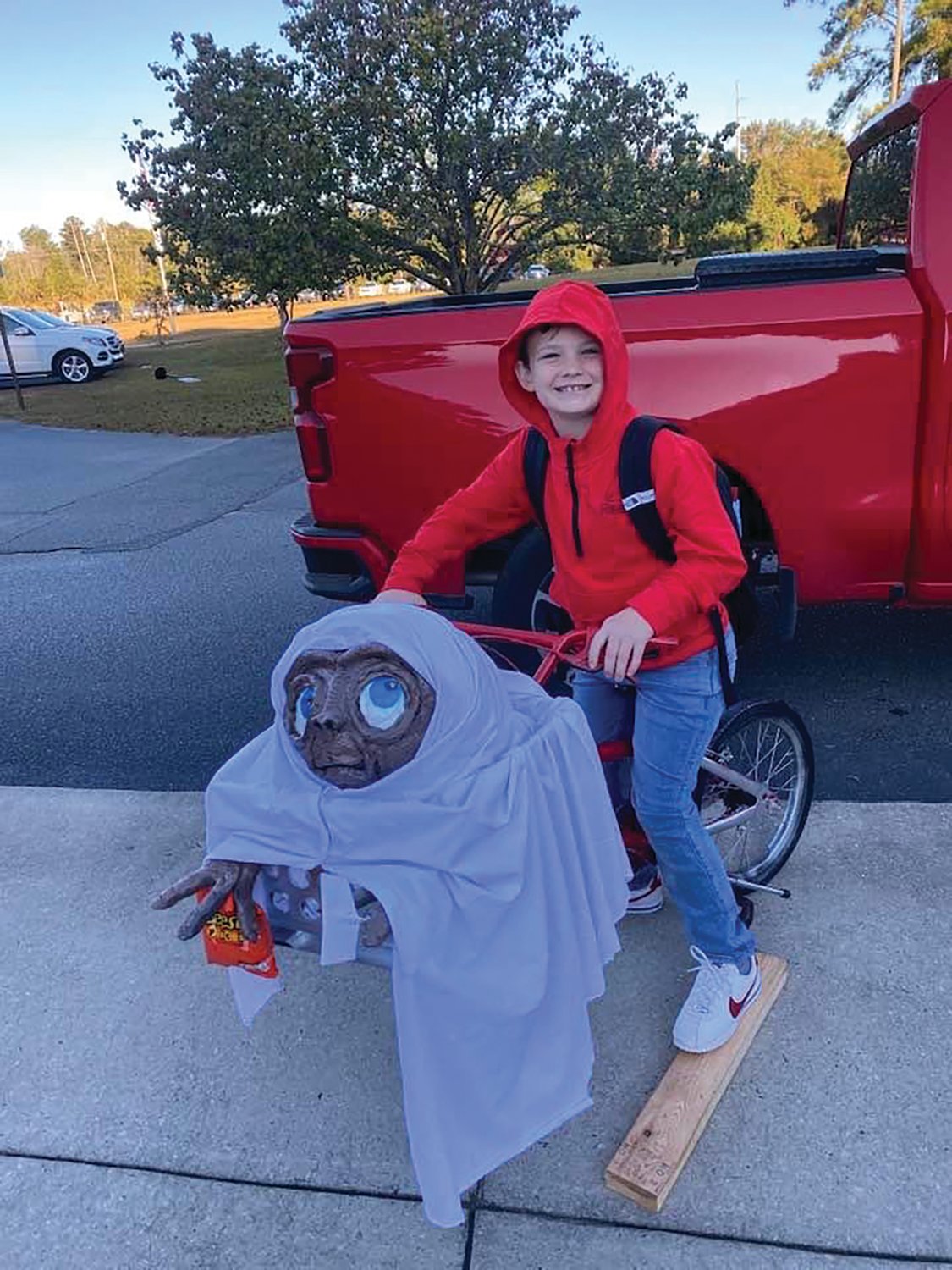 RYDER AS ELLIOT WITH HIS E.T. PUMPKIN
