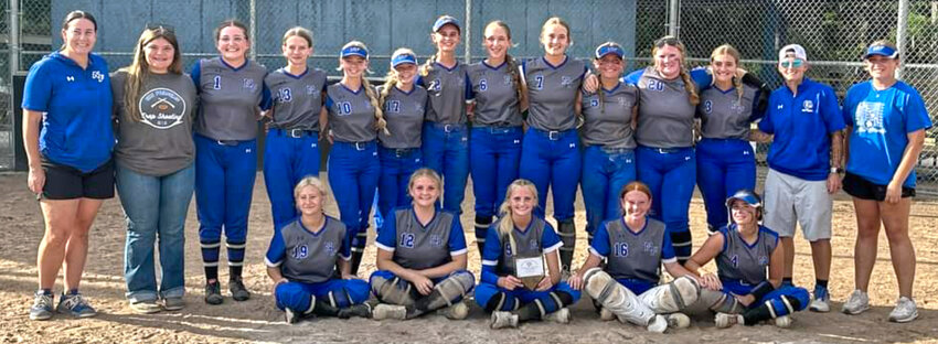 The New Franklin softball team poses with the first-place trophy on Saturday.