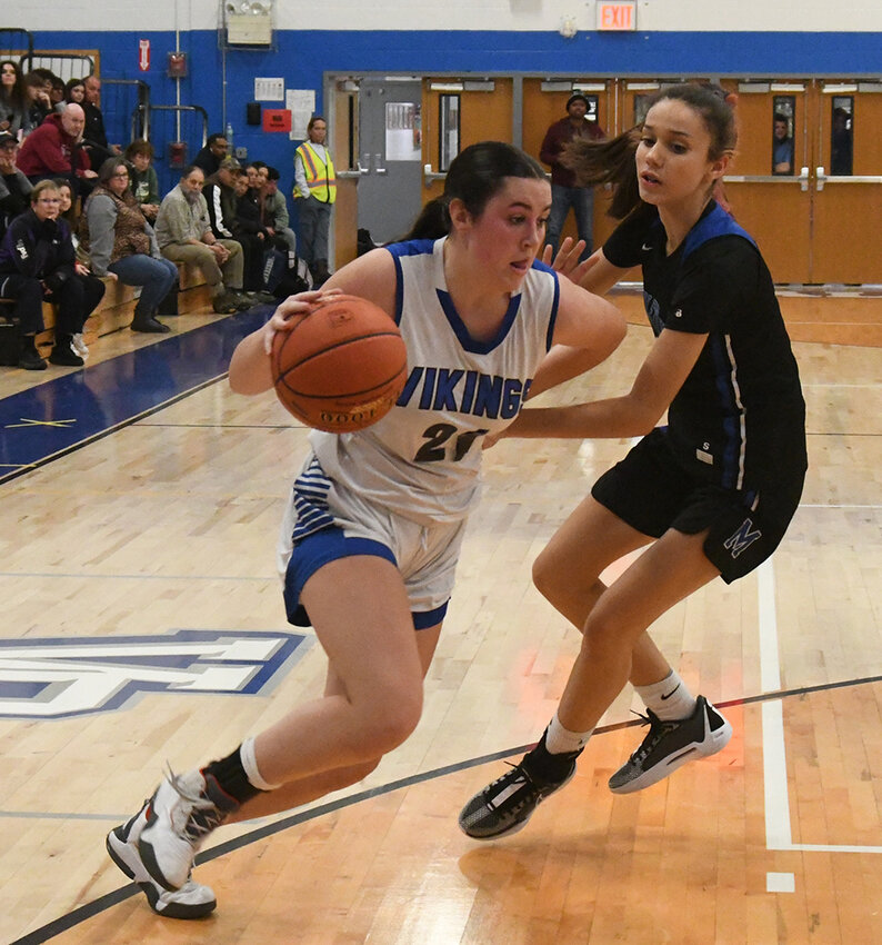 Valley Central&rsquo;s Jenna O&rsquo;Connor drives past Middletown&rsquo;s Mariah Diaz.