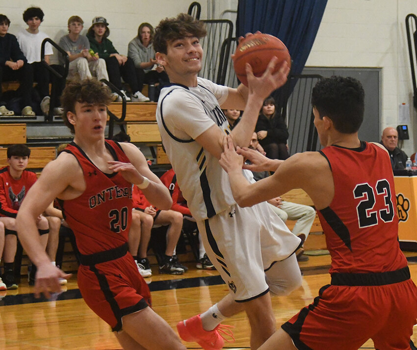 Highland’s Reid Berean goes up to shoot as Onteora’s Jack Barker (23) and Sean Hallinan (20) defend during Friday’s MHAL Division III boys’ basketball game at Highland High School.