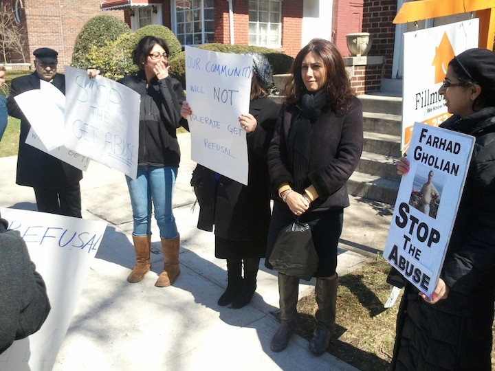 Agunah Edna Shifteh, at an ORA rally aoutside her estranged husband's home in Brooklyn