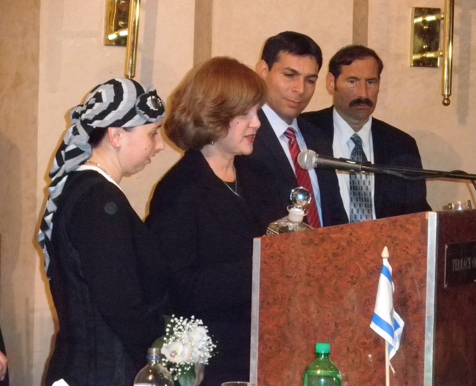 Chaya Shira Tanami receives award from Ateret  Cohanim Executive Vice President Shani Hikind. Deputy Knesset Speaker Danny Danon and event organizer Dr. Joseph Frager look on.