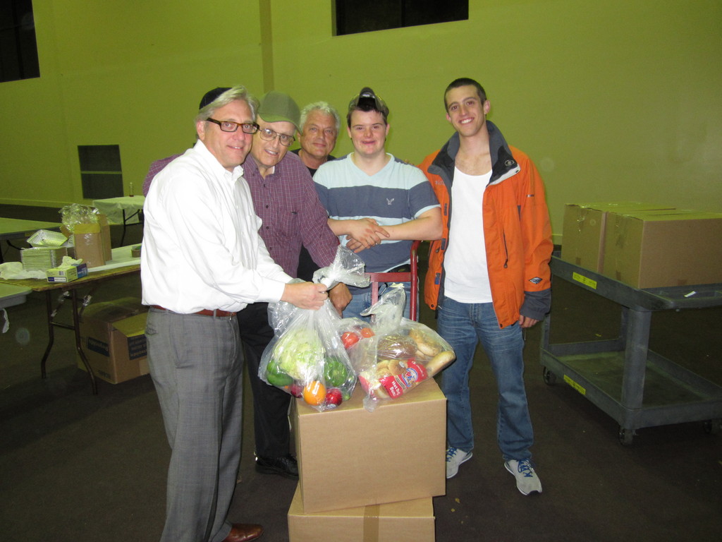 From left, Averim Stavsky, Howard Rosen, Willie Senders, J.J. Goldstein and Justin Friedman pack food for the Tomchai Shabbos program at the Young Israel of Woodmere.