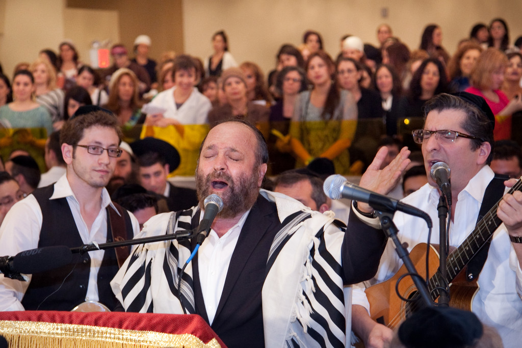 Yehuda Green (center)  leading this year&rsquo;s Carlebach shul&lsquo;s slichot  with an overflow crowd, held at the West Side Institutional Synagogue.