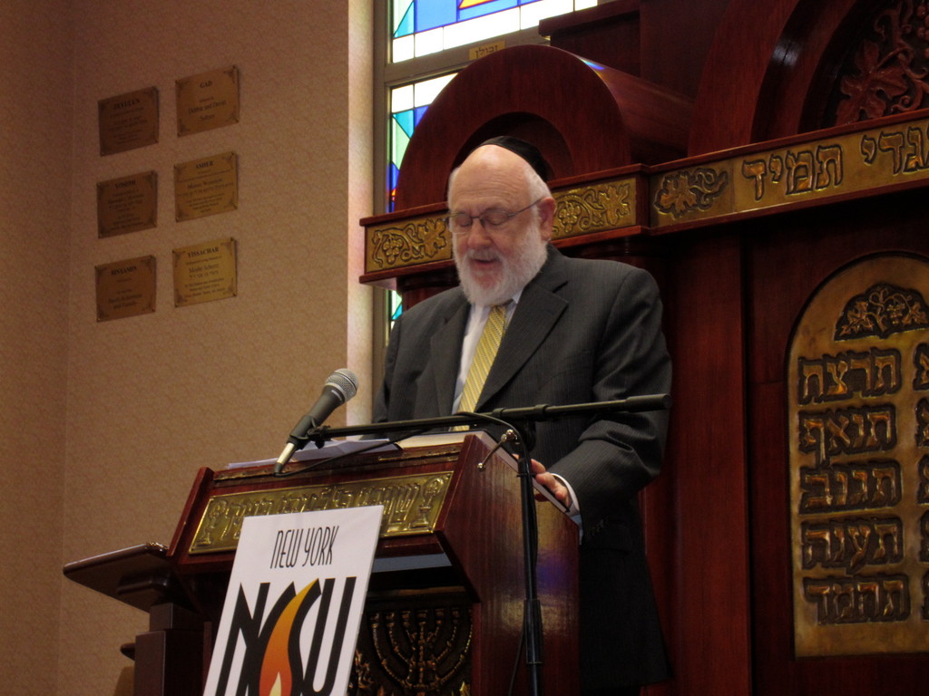 Rabbi Dr. Tzvi Hersh Weinreb, Executive Vice President, Emeritus of the Orthodox Union delivering the keynote address at YILC.