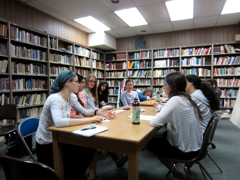 Dr. Dienstag and seniors of Midreshet Shalhevet, in the library.