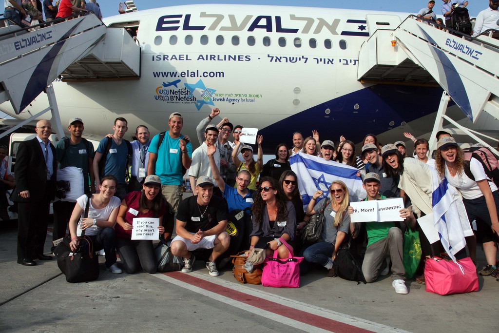 A Nefesh B&rdquo;Nefesh charter Aliyah flight last summer with a large group of young professionals and singles. Founders Tony Gelbart (left) and Rabbi Yehoshua Fass (fourth from left) joined the group, organized with Israel&rsquo;s Ministry of Immigrant Absorption and the Jewish Agency for Israel.