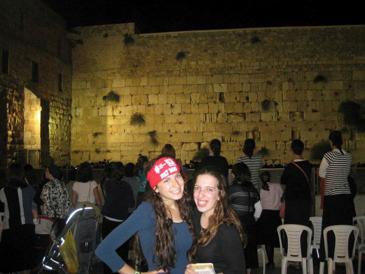 Hudy Rosenberg (left) and Renee Wietschner at the Kotel.