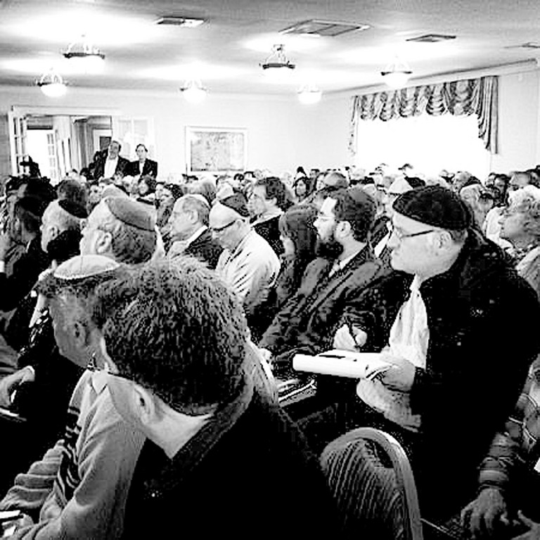 Standing room only crowd fills Great Neck Chabad to hear Pamela Geller speak.
