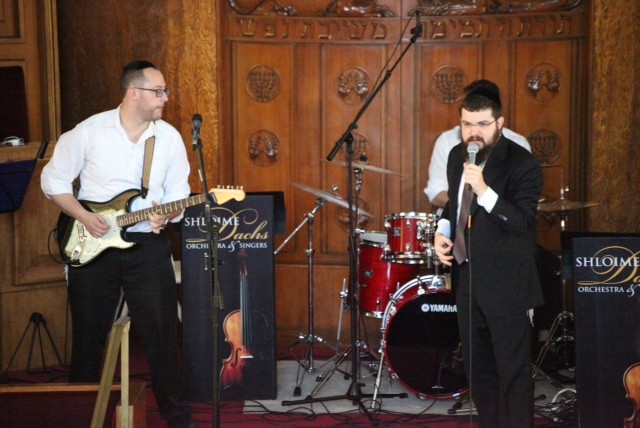 Aryeh Kunstler and Benny Friedman at Belle Harbor concert in Ohab Zedek.