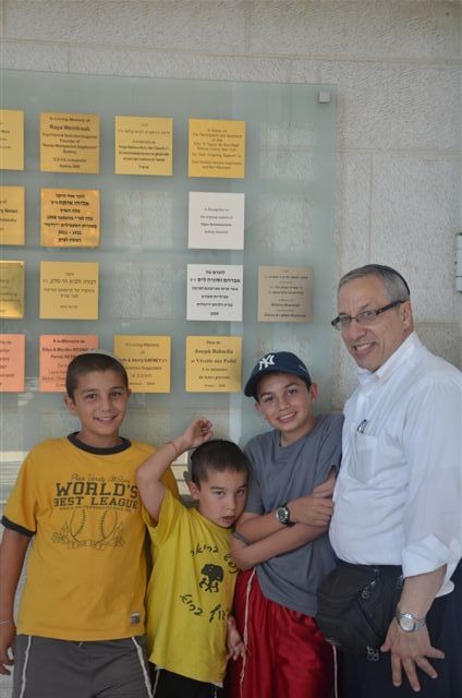 Woodmere&rsquo;s Rabbi Hershel Billet, with three of his Israeli grandchildren, at plaque dedication.