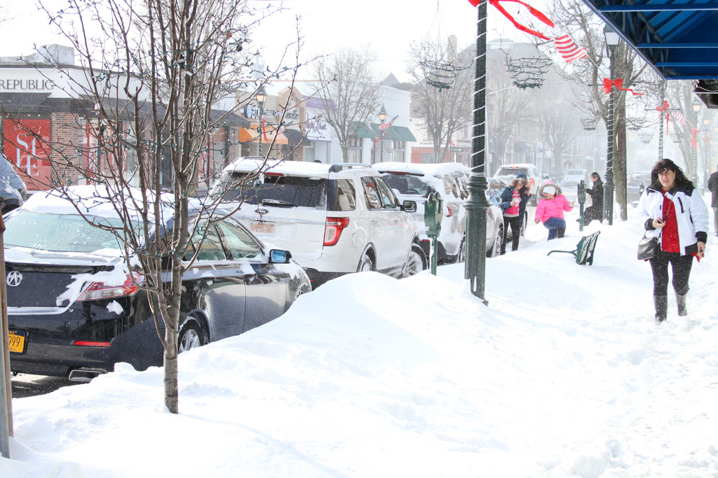 The pre-Shabbat snow storm failed to halt shopping along Central Avenue in Cedarhurst.