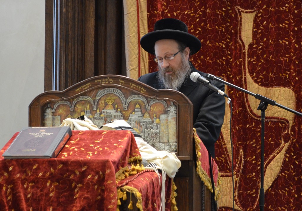 Keynote speaker Rabbi Moshe Weinberger captivates the audience with his lecture on