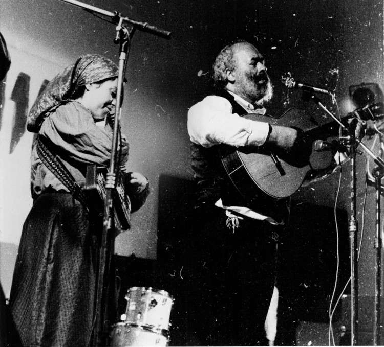 In 1984, Nechama Silver plays her autoharp with Rabbi Shlomo Carlebach at a concert near Tel Aviv.