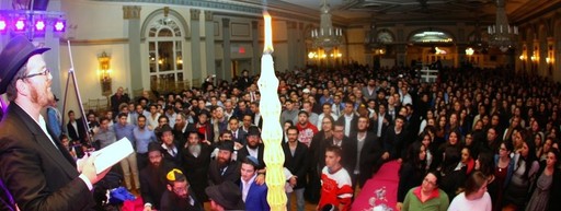 Rabbi Moshe Hecht leads more than 1,000 Jewish college students from schools across North America and Europe in a havdalah ceremony at the Cha-bad on Campus International Shabbaton earlier this month in Brooklyn.