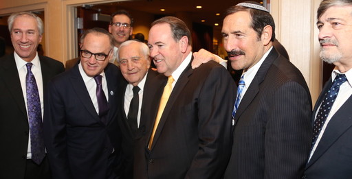 Gov. Mike Huckabee, at the Bet El dinner, stands with Honorary Chairman Eugene Gluck, Honorary Chairman. At left: Associate Dinner Chairperson Jay Kestenbaum of the Five Towns and Harry Kotowitz. At right: Dr. Paul Brody and Dr. Joseph Frager.