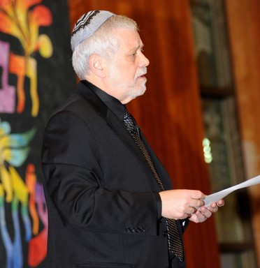Edwin Black, speaking at the Young Israel of Woodmere in 2013.