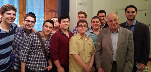 Rambam students pose with Daniel Kahneman, Nobel Memorial Prize in Economic Sciences, at the 92nd Street Y.