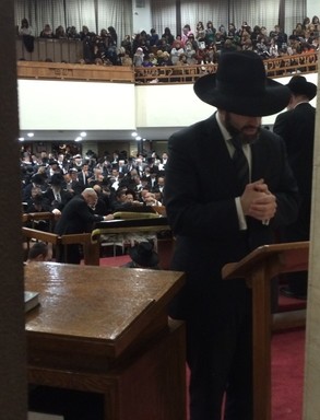 At Congregation Kneseth Israel, Rabbi Eytan Feiner and an overflow shul recite tehillim.
