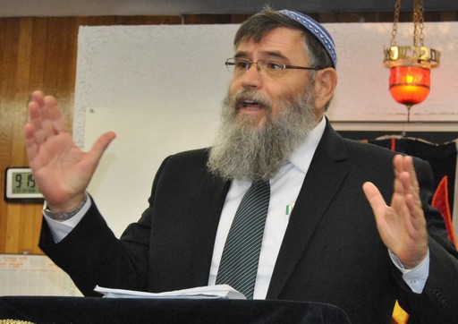 Rabbi Eliezer Sheinwald speaks at Rambam Mesivta.