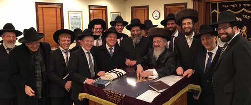 Pictured following a special farewell Shabbos (from left): Rabbi Yisroel Meir Stern, Rabbi Yitzchak Klein, Zalman Krasnow, Ari Krasnow (obscured), Moishe Krasnow, Yehoshua Rosenberg, Shlomo Krasnow, Chaim Ozer Bender, HaRav Yaakov Bender, Rabbi Yisroel Siff (obscured) HaRav Shimshon Katz, Rabbi Avrohom Bender, Rabbi Avrohom Shlomo Katz, Sruly Dov, Rabbi Moshe Bender.