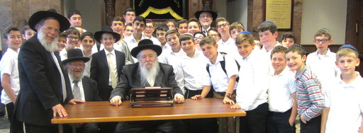 Rosh Hayeshiva Rabbi Mordechai Kamenetzky, founding Roth Yeshiva Rabbi Binyamin Kamenetzky, and the Novominsker Rebbe, surrounded by YOSS students.