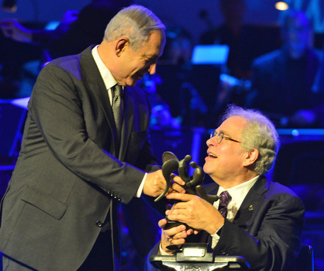 Prime Minister Netanyahu hands the Genesis Prize to Israeli-American violinist Itzhak Perlman.