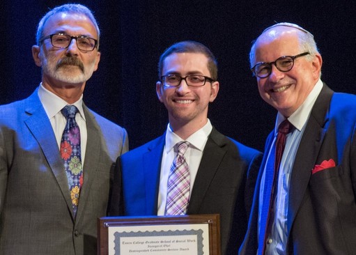 Benedek is flanked by Ohel CEO David Mandel (left) and the founding dean of Touro&rsquo;s GSSW, Dr. Steven Huberman.
