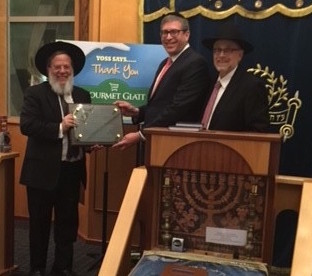 Yoeli Steinberg of Gourmet Glatt is flanked by Rabbi Mordechai Kamenetzky, rosh yeshiva (left) and Rabbi Shlomo Drebin, program coordinator.