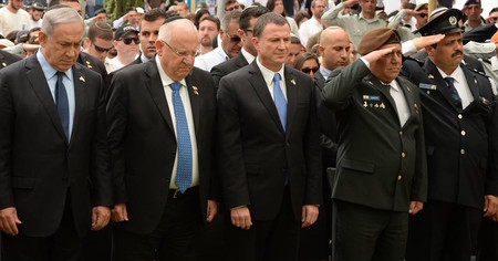 Knesset Speaker Yuli Edelstein, with President Reuven Rivlin and Prime Minister Netanyahu, at a Yom Hazikaron ceremony for Israel&rsquo;s military, at the cemetery on Mt. Herzl on May 11, 2016. Edelstein was a Soviet prisoner of conscience.