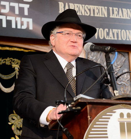 Ronald Lowinger, Yeshiva Darchei Torah president and dinner chairman, speaks at Sunday&rsquo;s gala.