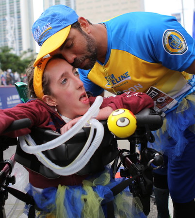 Peri Finkelstein with former New York Mets pitcher Nelson Figueroa at the Miami Half Marathon.