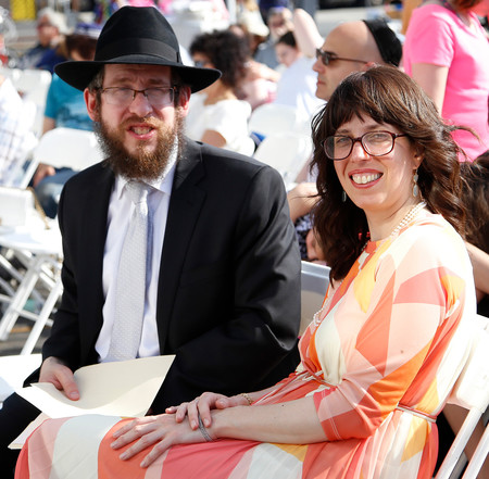 Rabbi Shimon and Rebbetzin Chanie Kramer at Sunday&rsquo;s mikvah ribbon-cutting.