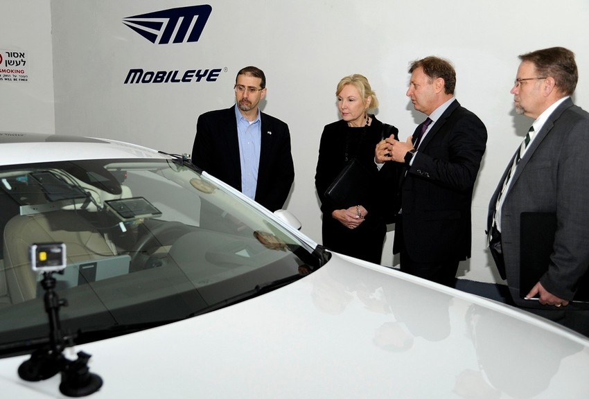 In February 2016, Daniel B. Shapiro (left), then U.S. ambassador to Israel, witnesses the Israeli company Mobileye&rsquo;s advanced driver-assistance systems technology.