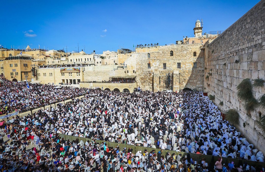 Worshippers pack the plaza front of the Kotel during Birkat Cohanim on Sukkot, Oct 8, 2017.