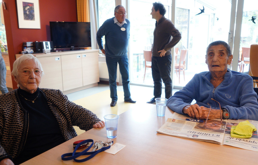 Henny Goudeketing, left, and Anne van de Geest in the main hall of the Immanuel Jewish hospice in Amsterdam.