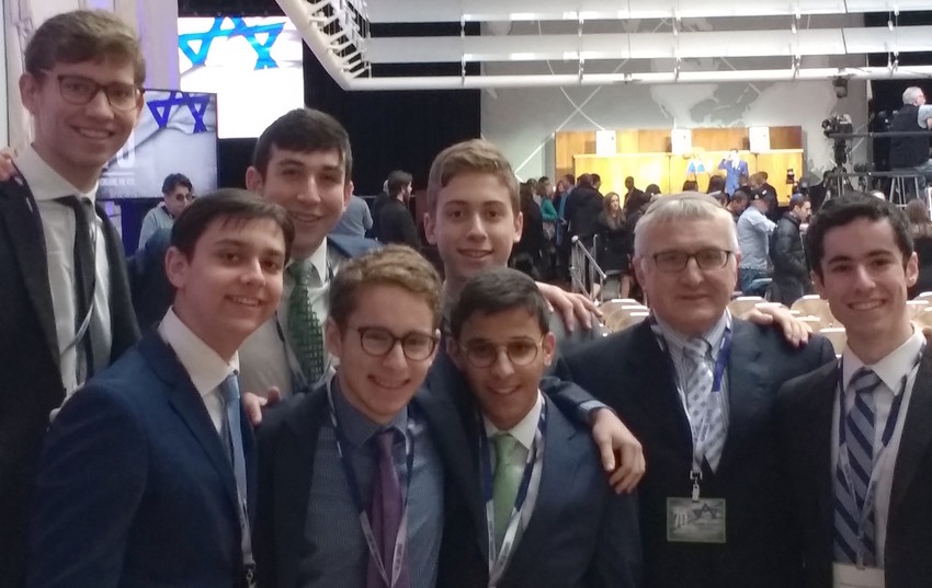 Pictured participants: Itai Eliach, Zev Granik, Eliyahu Levy, Yitzy Lisker, Yidi Reiss, Benjie Wiener, and Doniel Fodiman, accompanied by Principal Rabbi Eliach.