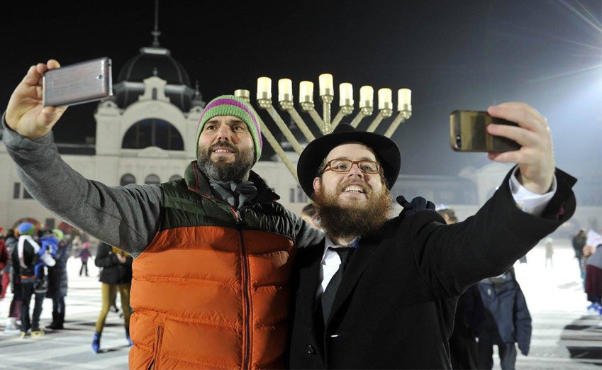 Rabbi Slomo Koves and a participant at Chabad Hungary&rsquo;s 2015 Chanukah on Ice event.