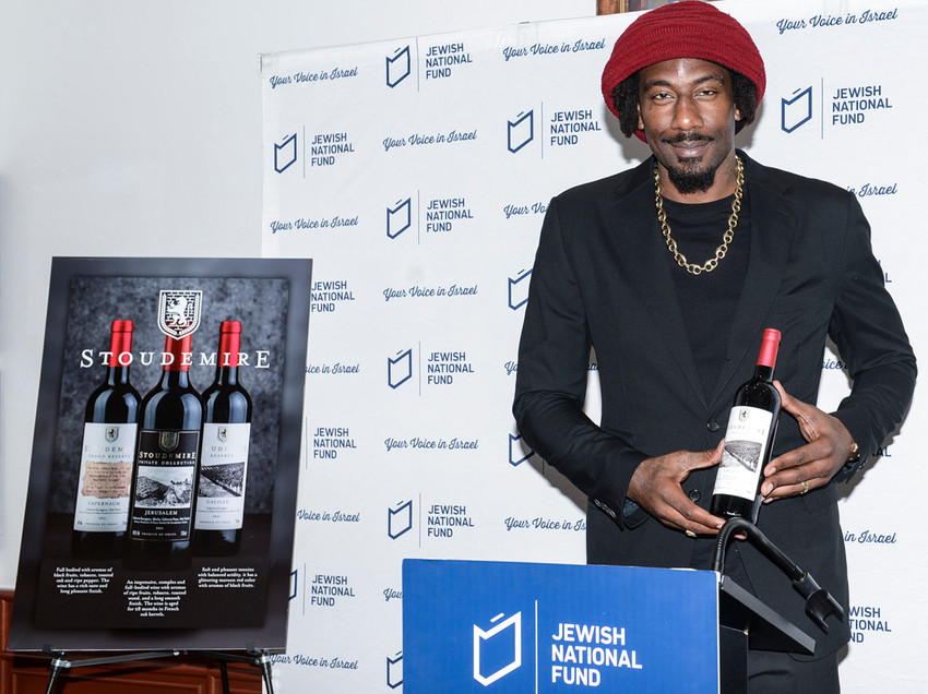Amar&rsquo;e Stoudemire showing one of his kosher wines.