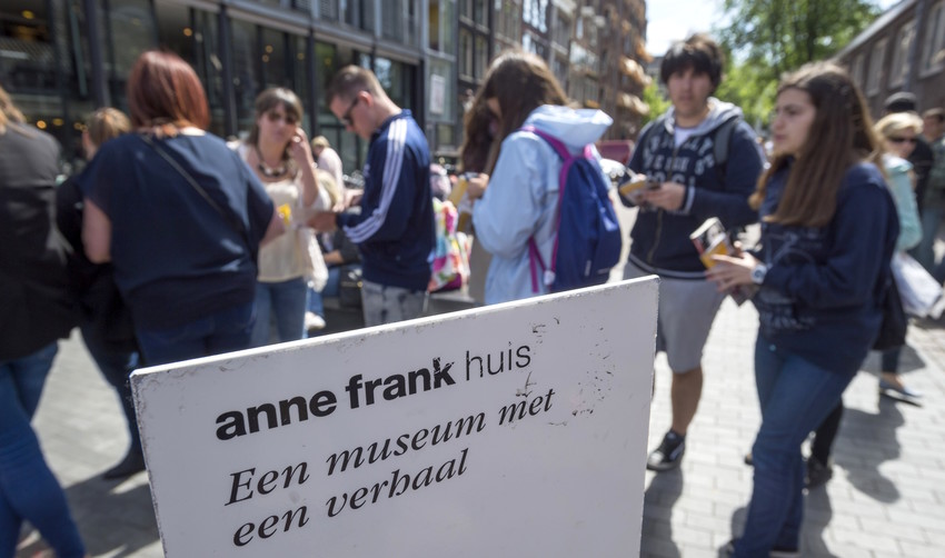 Tourists line up outside the Anne Frank house in Amsterdam, on June 15, 2015.