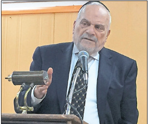 Rabbi Berel Wein speaking at the Gural JCC in Cedarhurst last month.