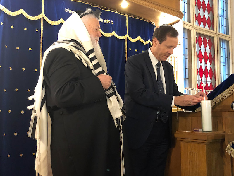 Rabbi Yitshak Ehrenberg of the Central Orthodox Synagogue of Berlin observes Jewish Agency chairman Isaac Herzog light a memorial candle in memory of the 6 million Jews murdered during the Shoah, on Nov. 7.